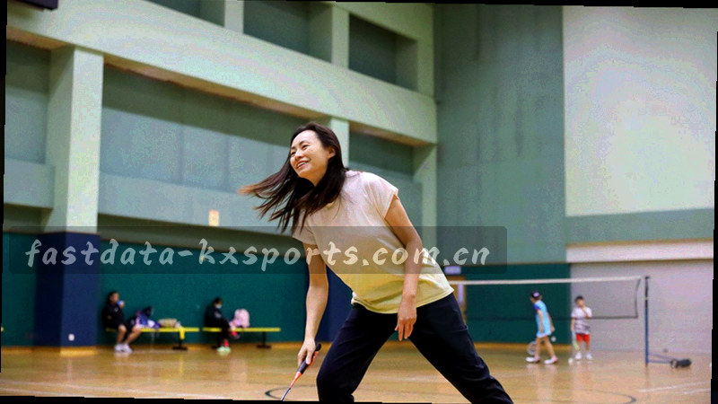 足球赛场上球员争抢瞬间
